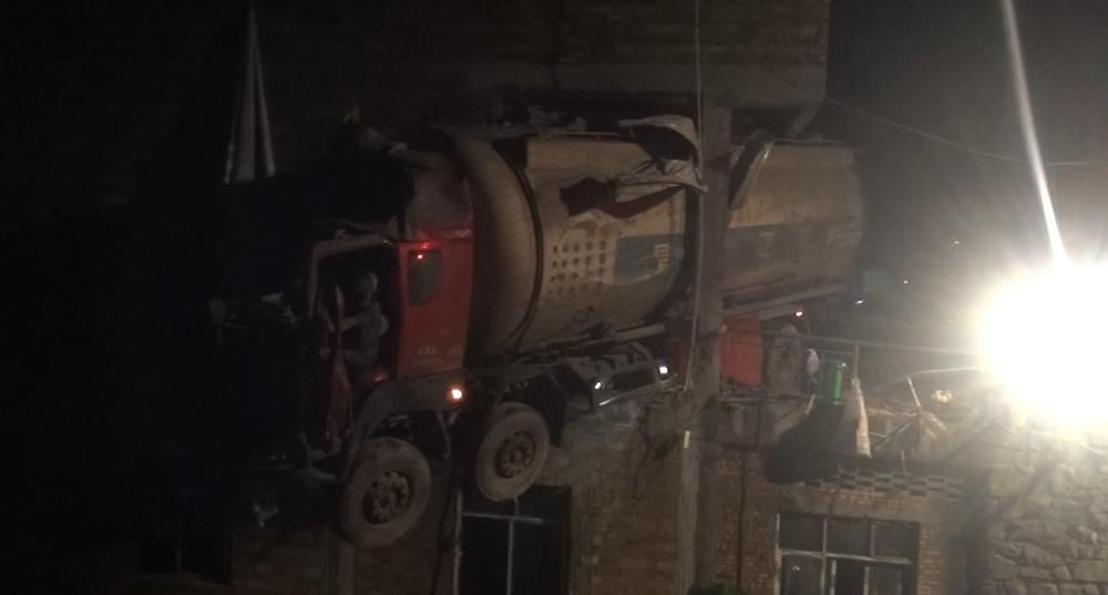  别人|车头悬空！黔西南一司机车子开到别人家房顶上，好惊险！