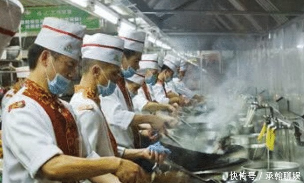 喜欢吃|外国人到中国品尝美食,看见中国厨师的做菜方式,表示:真复杂!