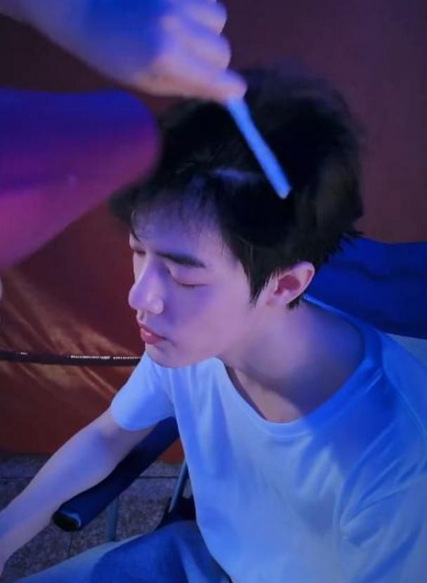 福利|肖战8月10日上线发福利！撸猫喝咖啡满屏小情调，粉丝大呼：好苏