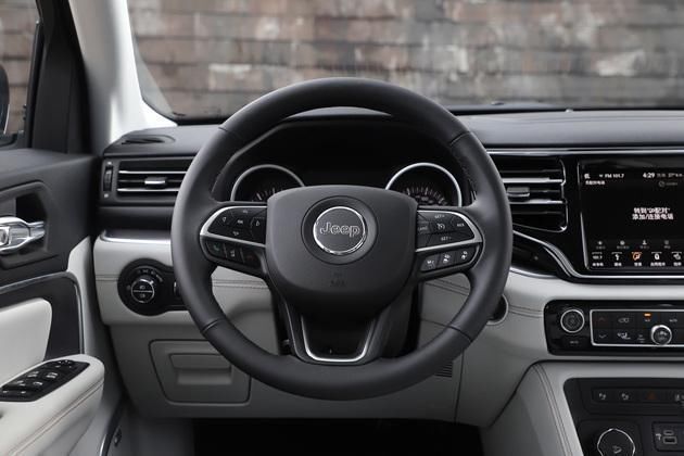 瑟瑟|质感方面一般车比不了！让宝马3系瑟瑟发抖！ 实拍沃尔沃S60