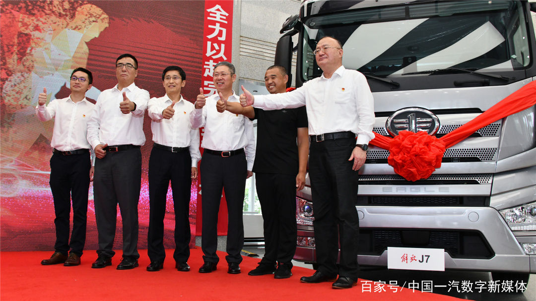  车辆|舍己为人将起火车辆开出闹市的英雄孙刚，收到了来自解放的致敬