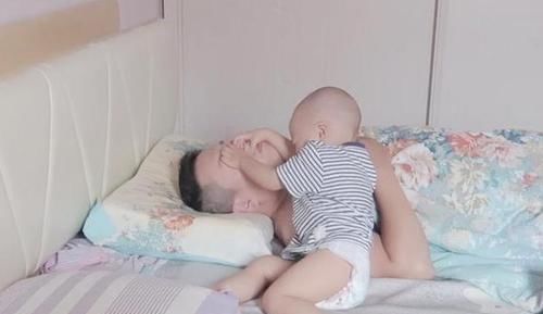  爸爸|爸爸睡觉太香甜，宝宝饿了1小时，又踹又打，最后使出绝招才叫醒
