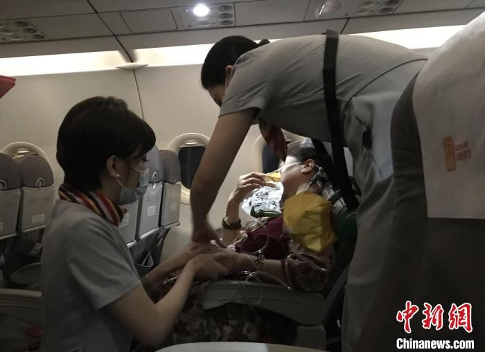 旅客在飞机上突发疾病 机组与蓝天救援队合力救助  第1张
