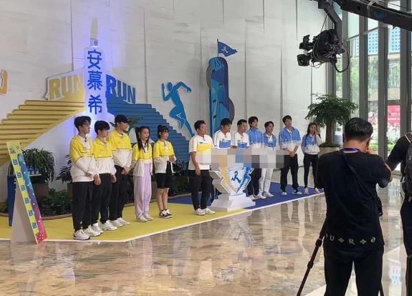  分不出|《奔跑吧》嘉宾集体脱妆，看到baby和蒋依依的素颜，分不出谁是00后