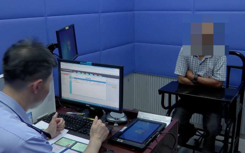  高峰|“小面包”PK“大公交”！核载6人我敢超载200%，装19人赶早高峰……