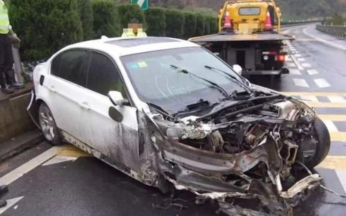  马上|女子开宝马上高速，却因为“安全扣”永远离开，太可惜