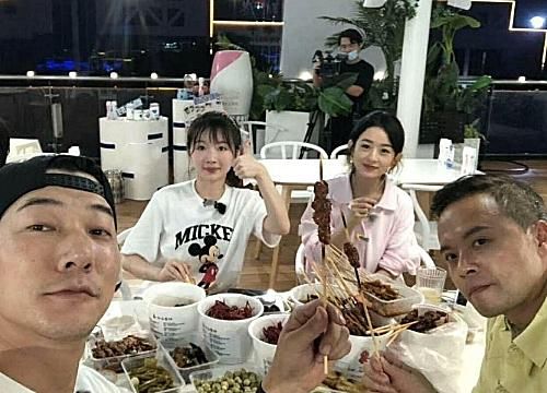  收官|《中餐厅4》收官晒大合照，赵丽颖杨超越分两边，刘宇宁最特别