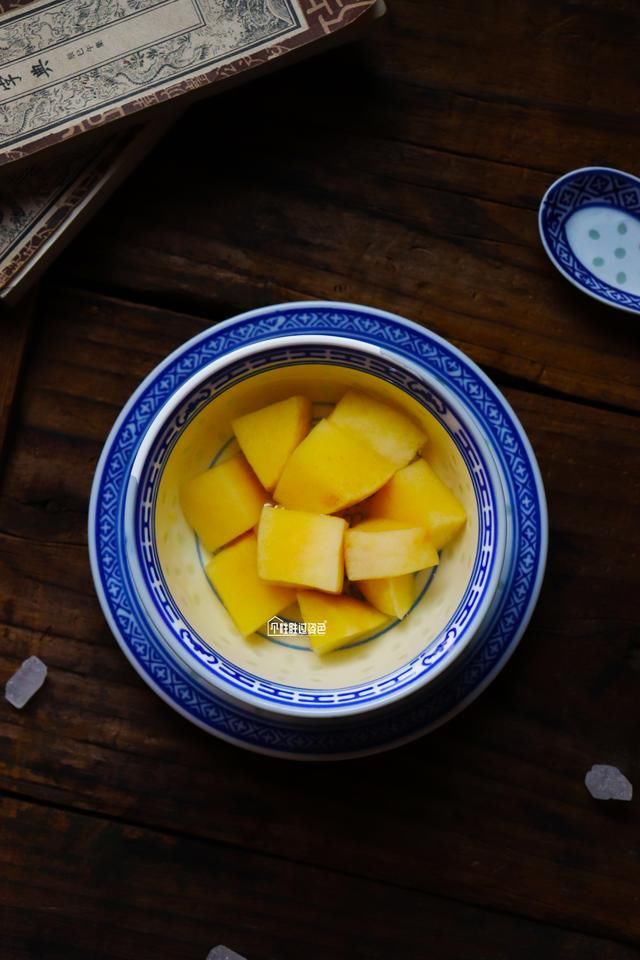  吃不完|吃不完的桃子别扔，教你一种新吃法，清凉解暑，大人小孩都爱吃