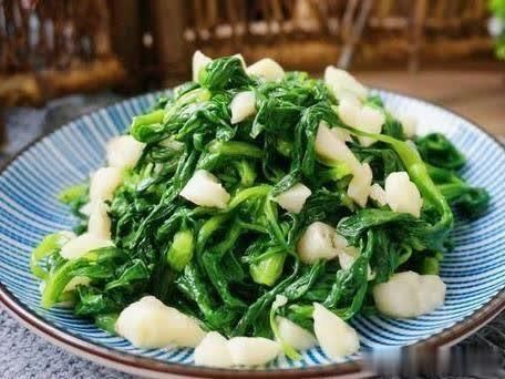  倒入|春季美食推荐：酱爆腰果鸡丁，洋葱烧豆腐，干锅鱼丸的做法