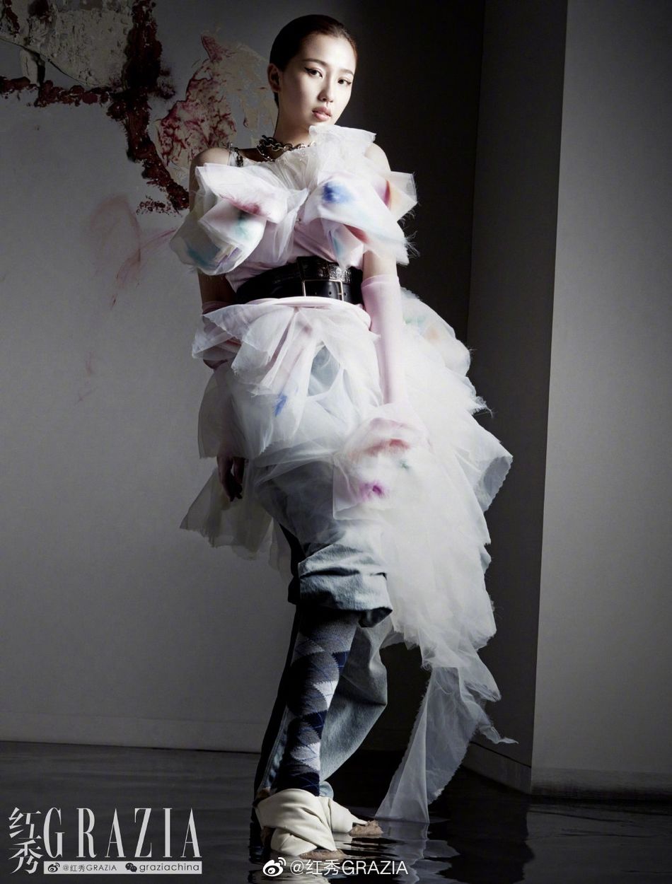 少女|虞书欣穿晕染白纱裙复古摩登 妆容淡雅展少女清新