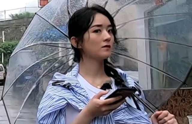  观众|《中餐厅》赵丽颖雨中拉客，第一次素颜出现在观众面前