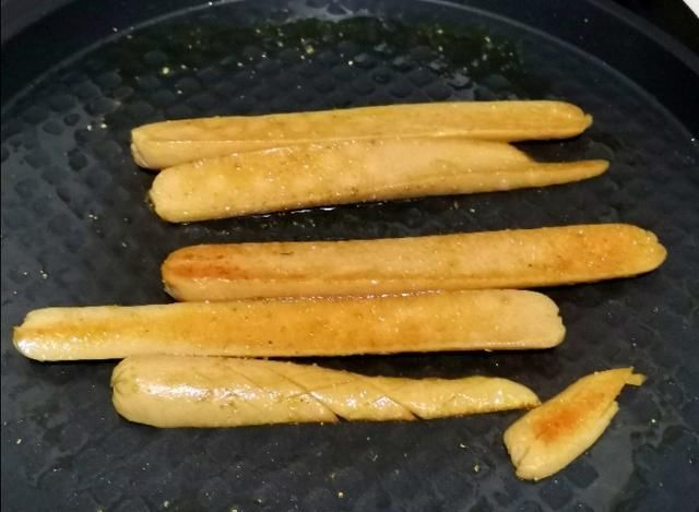 火腿肠|家庭版杂粮煎饼的好吃做法，酥脆可口，比外面买的还好吃。