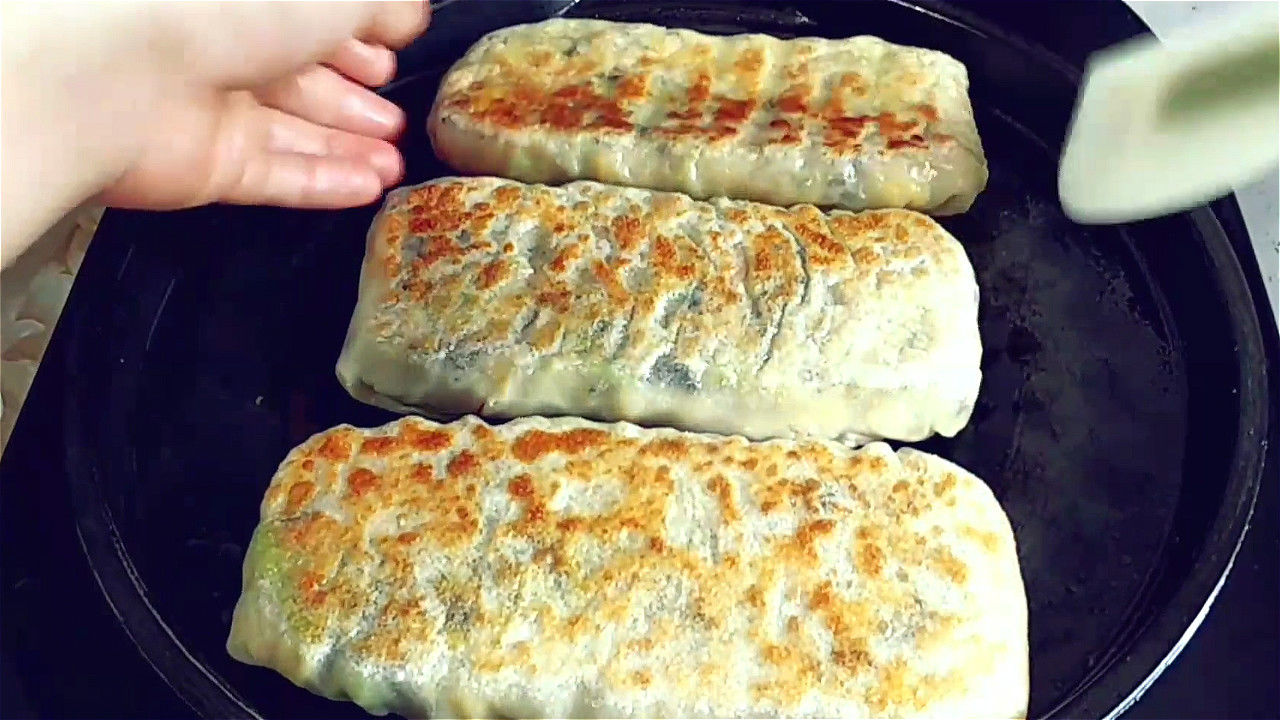 做成|入秋后,多吃点西葫芦,做成馅饼真香,做法简单,出锅皮软馅香