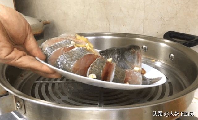 简单|喜欢吃鱼吗?大叔教你清蒸鲈鱼,口感鲜嫩,简单易学,家人喜欢