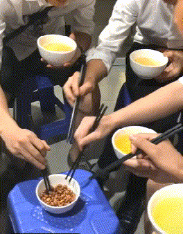 搞笑|搞笑GIF:大爷你觉得它俩谁会赢?