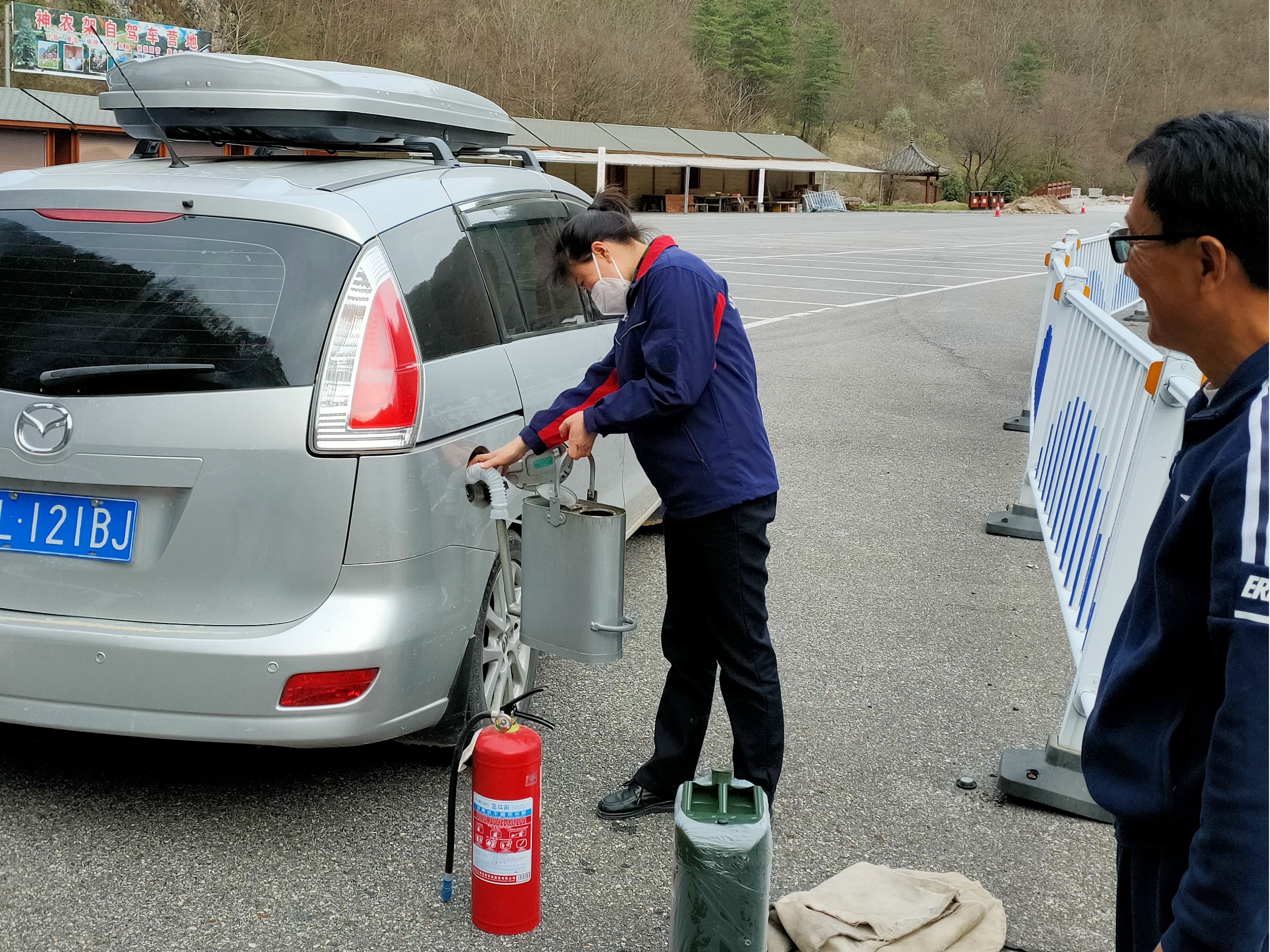 游客抛锚被困 加油站站长驱车30公里送上“及时油”