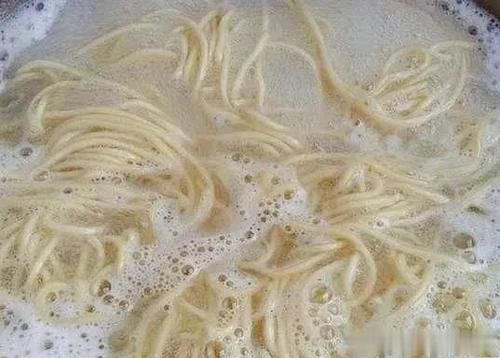  火腿|鸡蛋火腿炒面（美食吃好不浪费，教你一道鲜爽可口的爽口炒面）