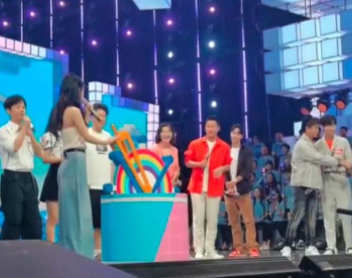  杜华|赵丽颖杜华互放狠话，赵丽颖声称不认识王一博，下一句话才是重点