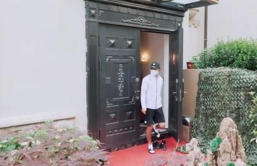  别墅|张继科家别墅接地气，拿院子养鸡种菜，家里放球桌，跟住农村一样