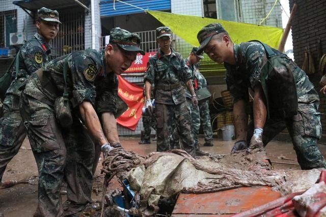 万州|重庆万州：洪水过后，武警官兵全力奋战清淤一线