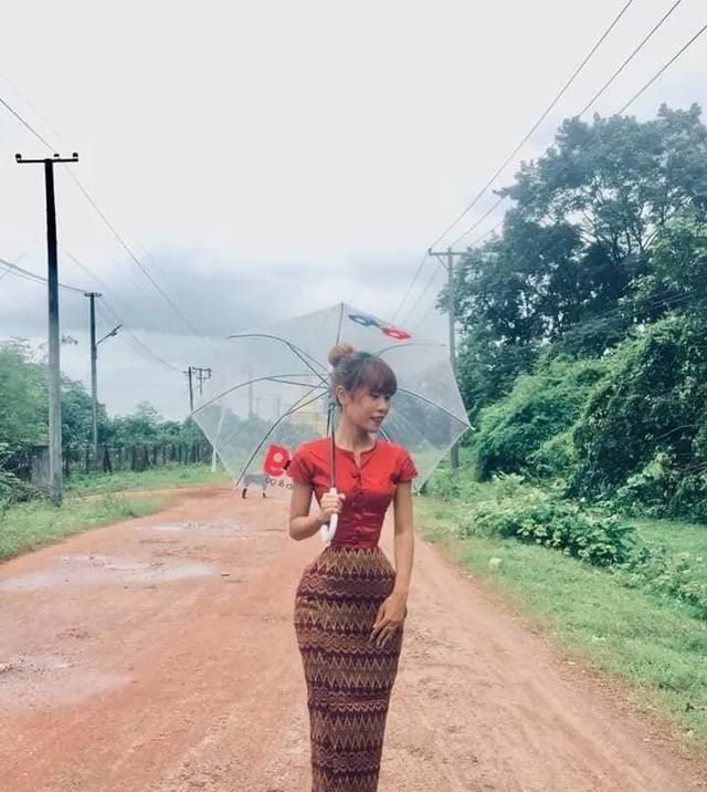  英国的罗米|缅甸女孩打破世界纪录，成为全球腰最细的人！自曝细腰纯天然