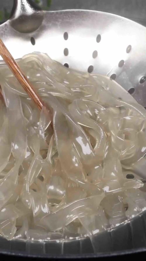 好吃|比小摊买的好吃百倍的酸辣粉,5分钟就搞定,连汤汁都不剩!