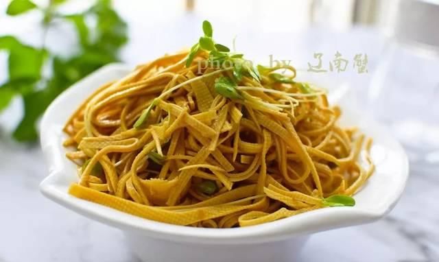  餐馆|简单四步做一个抢手凉菜，十分钟就能搞定，去餐馆吃要二十八