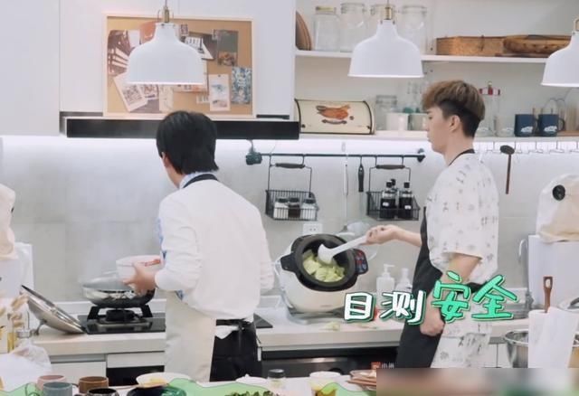  节目|郭麒麟和范丞丞参加节目点外卖引热议：明星捞金这么容易？