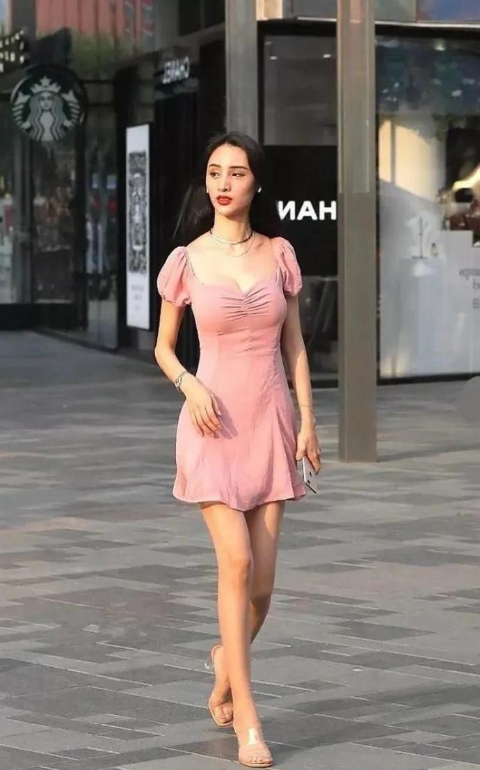 美女|路人街拍,美女搭配银亮色的裙子,宛如大家闺秀