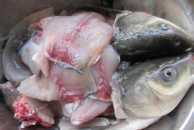  豆腐|鲜浓爽口鱼骨豆腐香菇汤，一条鱼吃两顿还不重样，鲜香补钙