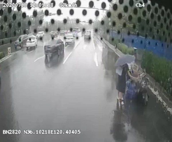 摔倒|送餐女骑手雨天道路湿滑不慎摔倒 热心司机市民伸援手