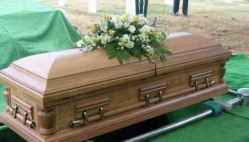 名女子|女子被医生宣告死亡，葬礼途中突然活了过来