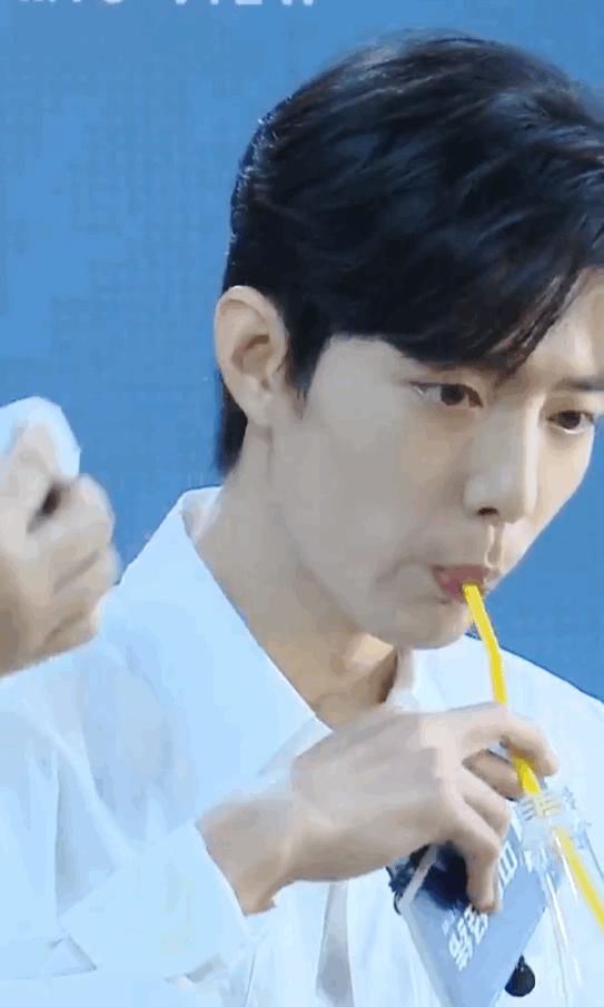  期待|青年演员肖战参加纪念活动，可爱花絮外放，期待战战新作品