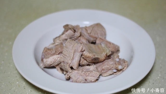 汤汁|土豆炖排骨,这样做,半小时轻轻松松出锅,好吃得连汤汁都不剩