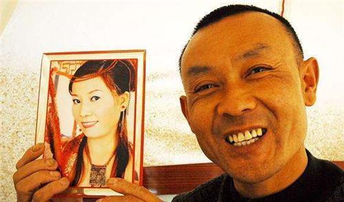 摩托车|汶川地震后,他用摩托车背着“亡妻”回家,6个月后却被世人谩骂