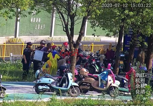 男子|男子正在偷电动车电瓶时车主来了,他一秒入戏变身“热心市民”说要帮忙