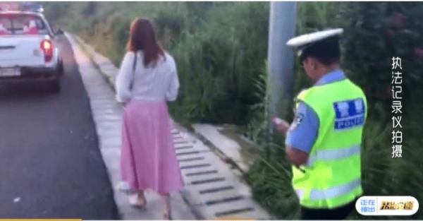  张望|危险！女子在高速路上行走张望，究竟发生了什么？