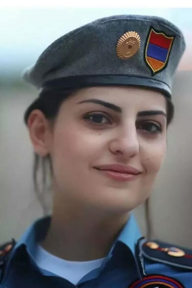 英勇|亚美尼亚女人自愿上战场!拿武器奔赴前线,是英勇还是迫于无奈?