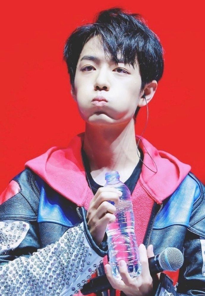  期待|青年演员肖战参加纪念活动，可爱花絮外放，期待战战新作品