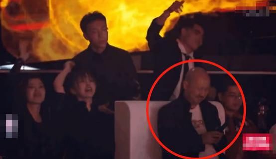  表演|60岁腾格尔当评委，看表演只顾玩手机引批评，扮女装被指太心酸