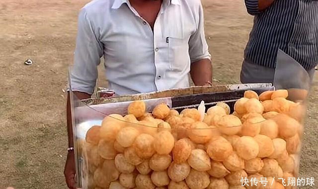 小吃|大叔街边卖小吃,3块钱8个,当地人一口一个,中国小伙看看就行