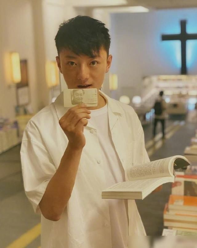  媒体拍到|董璇又有新恋情？和前夫同框一个照面都不打，抱着女儿离去