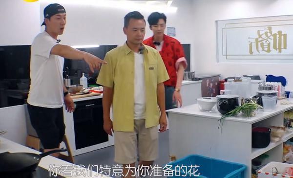  离开|中餐厅：赵丽颖替代黄晓明，刘宇宁雪中送炭，张亮借花献佛！