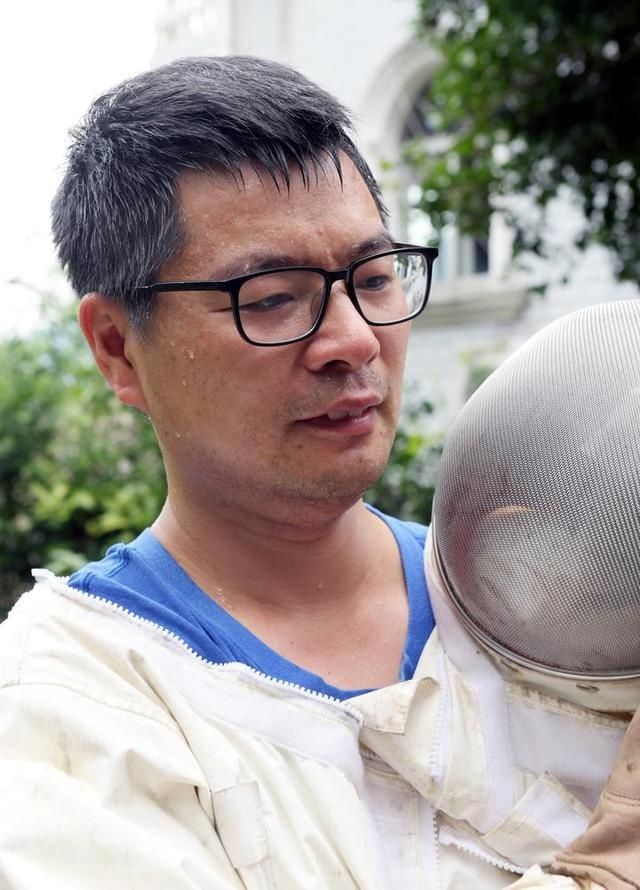  防蜂服|记者体验捅马蜂窝 才几分钟就成了“落汤鸡”