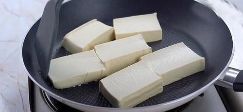  轻轻|煎豆腐容易碎，掌握这五个技巧，让你煎出来的豆腐完整又美味