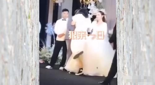 不已|婚礼现场伴娘强吻新郎，新娘瞬间尴尬不已，司仪救场：还有我呢