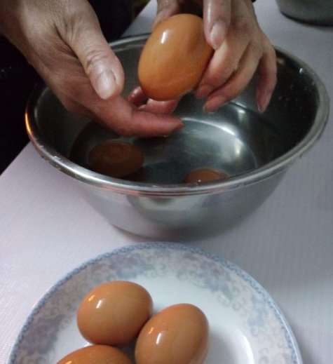  自动|煮鸡蛋，直接下锅就错了，用这一“绝招”，鸡蛋不开裂还自动脱壳