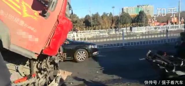 车直接|大众捷达被半挂车追尾,直接报废,车主:这下够我吹一辈子牛了
