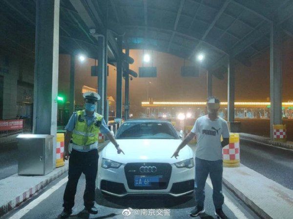  手续|16岁小伙无证驾驶被查 车全套手续疑似造假