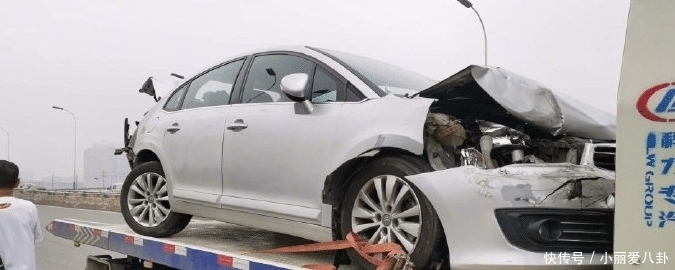  小车|9辆大货车连环相撞，致18两车受损，一辆小车被挤压变形